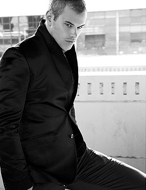 Emmett Cullen - kellan-black-overcoat.jpg