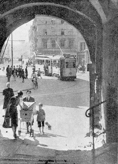 Stare Pocztówki - Widok na plac Bohaterów Getta a właściwie początkow..., nieistniejący od 1953 roku odcinek ulicy Krupnicz.jpg