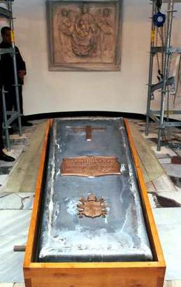 pogrzeb - papieża  Jana Pawła II - trumna z Janem Pawłem II.jpg