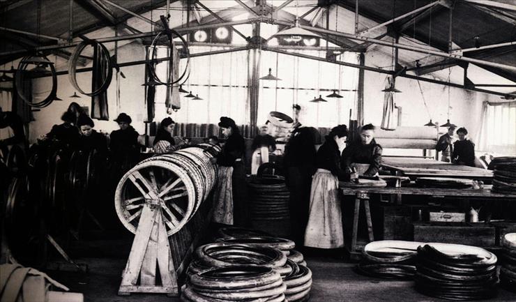Photographs of Wo... - Clio Team 1907  Usine Michelin fabrication de lenveloppe du pneu automobile.jpg