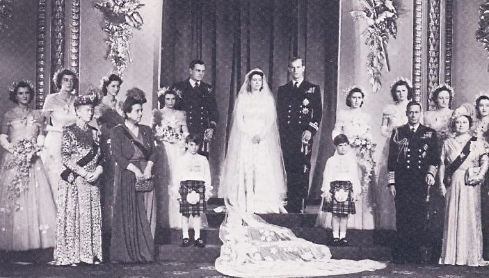  Brytyjska Rodzina Królewska - Młoda para z rodziną.jpg