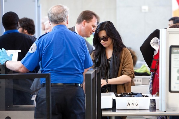 Demi Lovato - 15 IV 11 Lotnisko LAX 6.jpg