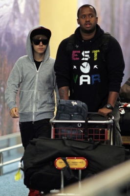 Justin Bieber na lotnisku w Vancouver - 2_14.jpg