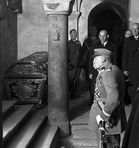 Galeria - 200px-Józef_Piłsudski_homaging_at_John_III_Sobieski_tom...tomb,_commemorating_250_anniversary_of_battle_of_Vienna.PNG