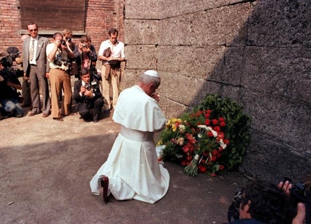 Pontyfikat JPII - Jan Paweł II pod ścianą śmierci w obozie koncentracyjnym Auschwitz w 1979 roku.jpg
