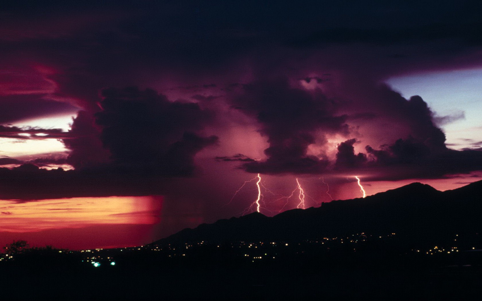 1680x1050 - Thunderstorms over Santa Catalina Mountains, Tuc.jpg