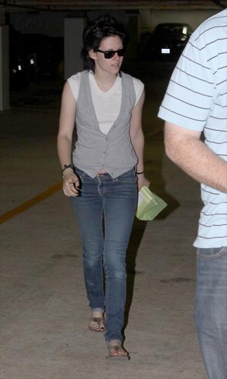 Kristen Stewart - LeavingMedicalCenter-0010.jpg