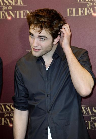 WFE press con Berlin - RobertPattinson-PressConferenceBerlin.jpg