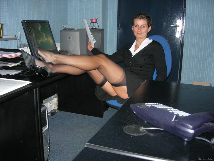 sexy mature milf nice legs poses at home and office sucks dick - 2013.11.19.H105654.27391 72.071.jpg