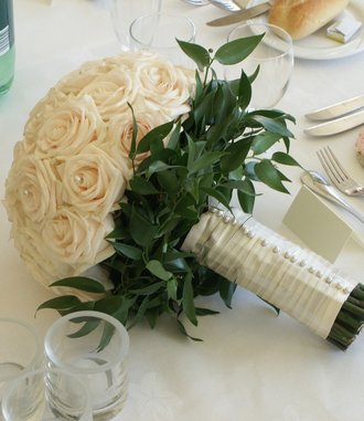 KWIATY - white-rose-wedding-bouquet-mwfie.jpg