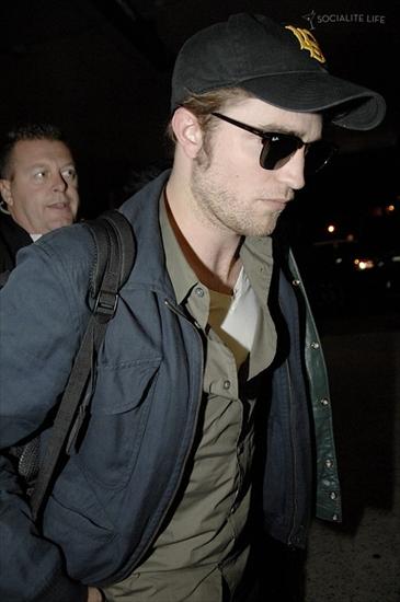 Airport - rob-new-moon-lax-to-paris-11-2009.jpg