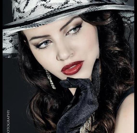 Z nakryciem głowy - Beauty in hat.jpg