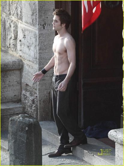 Zdj z planu najnowsze - Robert-Pattinson-New-Moon-Shirtless-twilight-series-6422785-918-1222.jpg