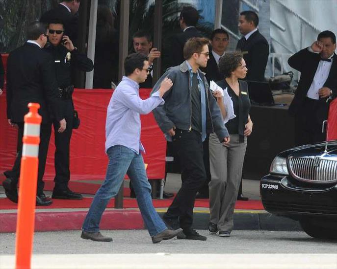 On the Street - Robert-Pattinson-Golden-Globe.jpg