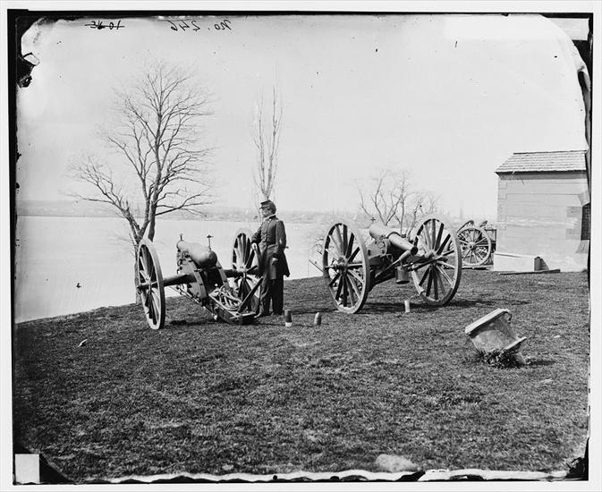 Marynarka, artyleria - libofcongr228 Washington, D.C. Two Wiard guns at ...enal Gen. Daniel E. Sickles by the left-hand one.jpg