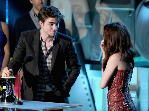 MTV Movie Awards 2011 - normal_Kristen_Stewart_Robert_Pattinson_BEST_KISS_03.jpg