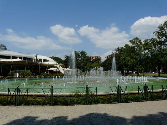 Albania - fontanna w Tiranie.jpg