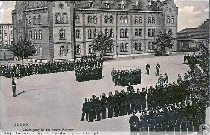  Czasy Wojenne - Jawor, Koszary, Żołnierze na placu, l. 1900-1930.jpg