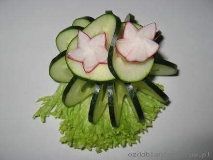 CARVING-dekoracja owocami i warzywami - spirala-z-ogorka-gotowa-dekoracja.jpg