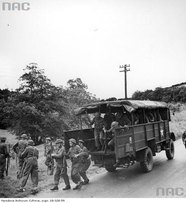 1 Dywizja pancerna generała St... - Opis obrazu Żołnierze piechoty 1 Dywizji P...adają z samochodu ciężarowego Bedford 4x4..jpg