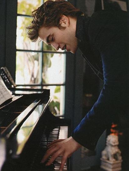 Edward - New-picture-of-Robert-Pattinson-from-Vanity-Fair-Italy-twilight-series-8925478-639-849.jpg