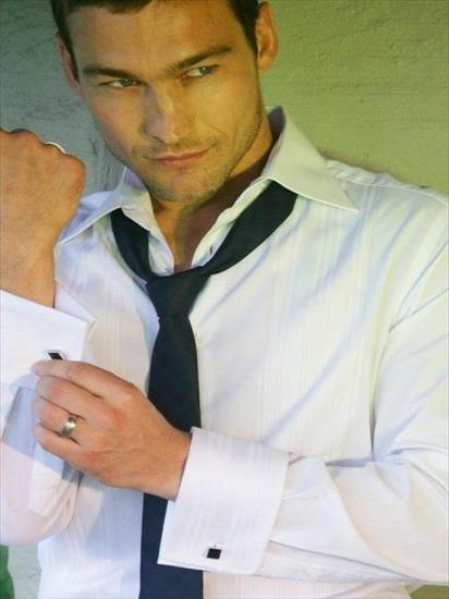 Andy Whitfield - 3087821_640px.jpg