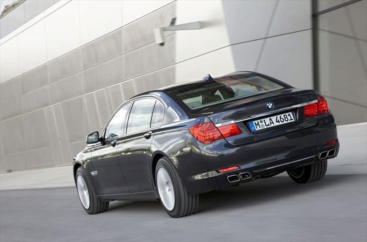 BMW  opancerzona odmiana Serii 7 - 9aad1ecd31915041f5f24fd51c2f8e88,21,1.jpg