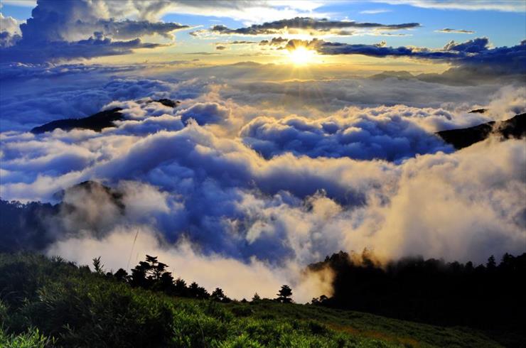 góry w chmurach - zakat-v-more-oblakov-s-gory-Hehuanshan_2.jpg