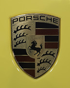 Galeria - porsche-emblem-on-racing-yellow-sebastian-musial.jpg