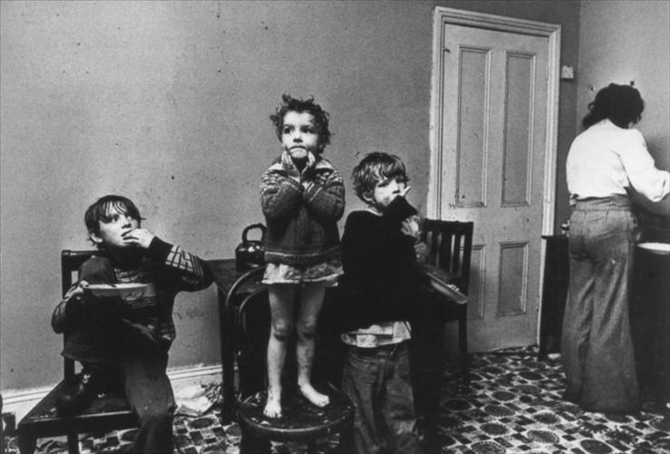 XIX-XX - Florilges photos denfants -  1978 Dan McCullin repas du soir dans une famille pauvre Bradford GB.jpg