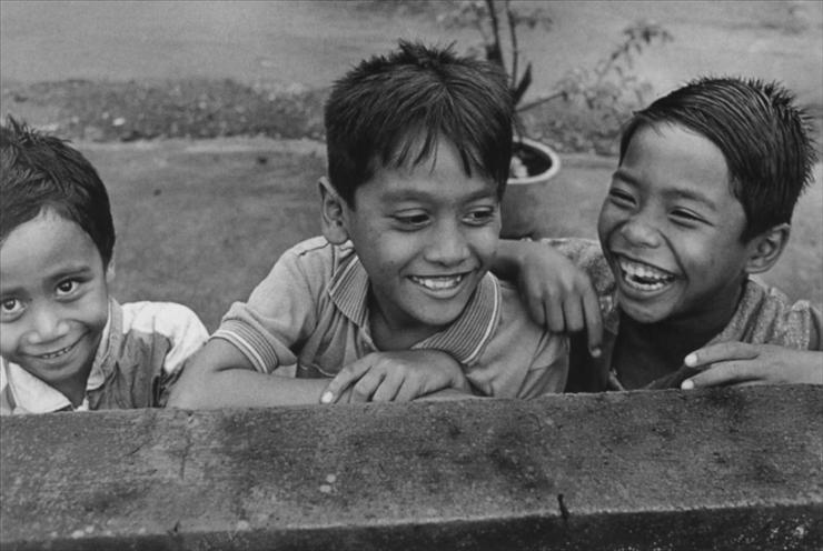 XIX-XX - Florilges photos denfants -  1995 J.L. Sieff Jeunes garons Bali.jpg