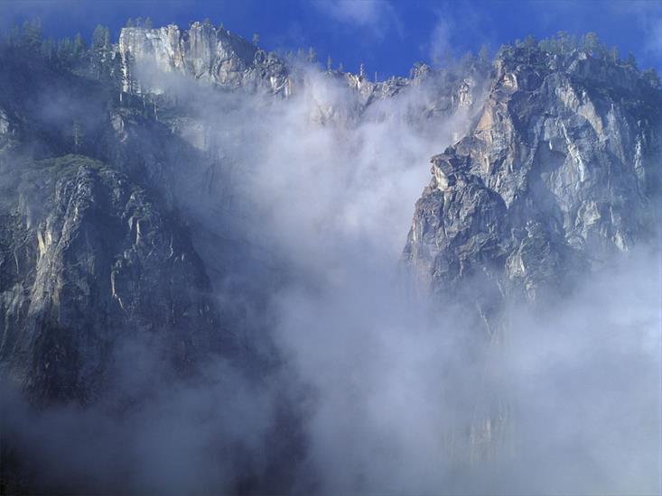 Tapety - Urwisko w chmurach.jpg