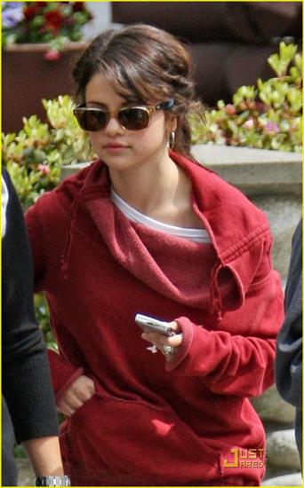 Selena Gomez - selena-gomez-capilano-cute-02.jpg