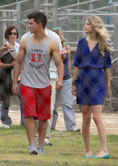 Valentines Day - gallery_enlarged-taylor-lautner-valentines-day-set-track-and-field-2-07302009-06.jpg