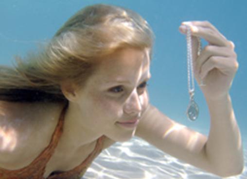 claire holt czyli emma - Emma-finds-the-1st-locket-h2o-just-add-water-656095_508_369.jpg