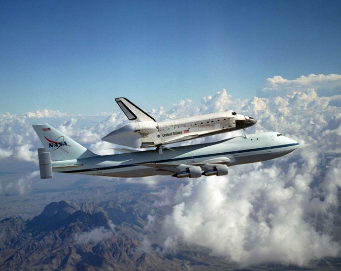 Ziemia z kosmosu - Space_Shuttle_Discovery_Catches_a_Ride_by_Lori_Losey_NASA,_August_19,_2005_NASA.jpg