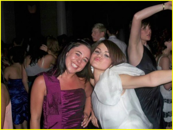 Selena Gomez - selena-gomez-demi-lovato-prom-crashers-031.jpg