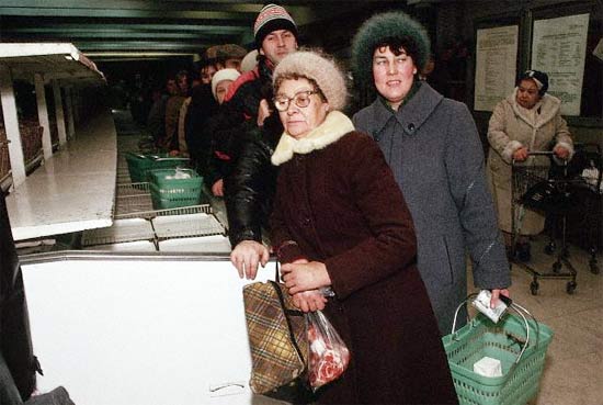 1930-2010 - Europa Srodkowa i Wschodnia  foto - Supply - 1987 - a line for a butter, Moscow.jpg