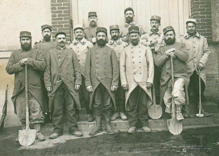 Photographie 1914... - 1914-1918 1915 05 05 groupe de soldats avec pelles posant  group soldiers with shovels posing.jpg